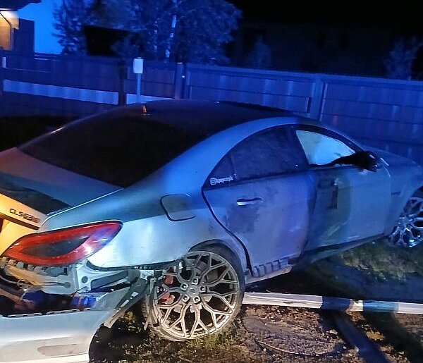 Nocny poślizg i rozbity Mercedes AMG. Sprawa wywołała