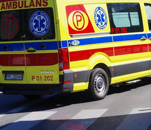 Dziewczyna trafiła do szpitala. Jechała hulajnogą i zderzyła się z osobówką