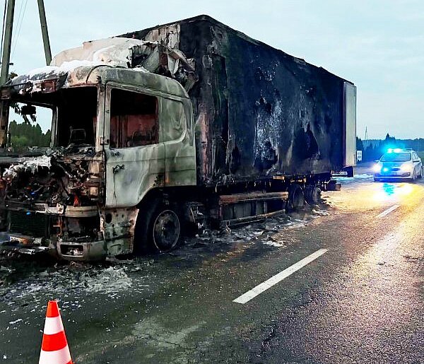 [Fot] Ciężarówka doszczętnie spłonęła na drodze  w powiecie pleszewskim