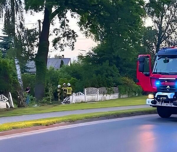 Kolejny samochód  niczym taran. Osobówka wjechała w płot posesji