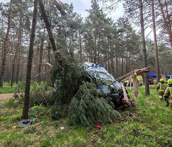 [Zdjęcia] Groźny wypadek w gminie Gizałki. Kierowca przewieziony do szpitala