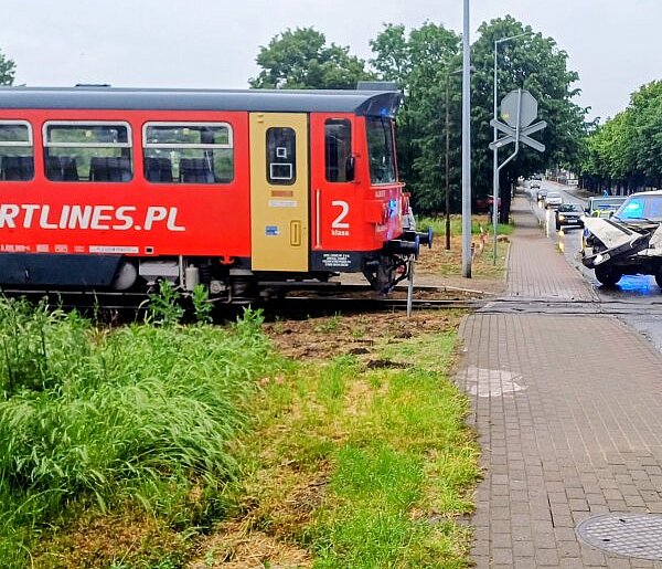 Zderzenie pociągu oraz samochodu dostawczego w samym centrum Pleszewa