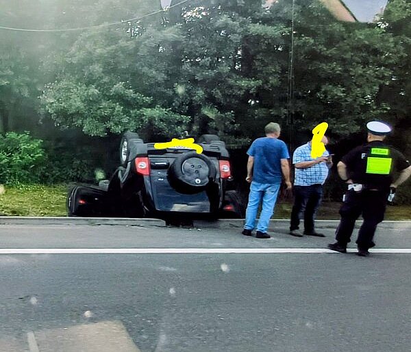 Jeden dachował, drugi uderzył w barierę obok McDonalda w Pleszewie