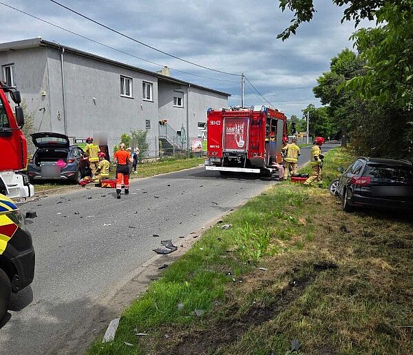 Jedna osoba hospitalizowana po zderzeniu pojazdów. Służby na miejscu zdarzenia