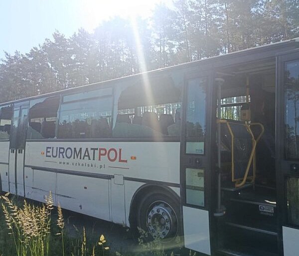 Szokujący widok na drodze. Autobus w opłakanym stanie