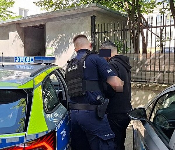 Wandal z nożem w podziemnym garażu