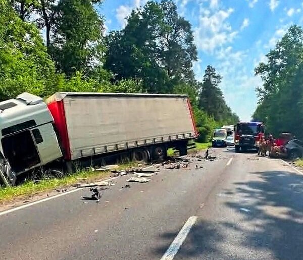 Śmierć na DK 11 pomiędzy Pleszewem a  Ostrowem. BMW uderzyło w cieżarówkę