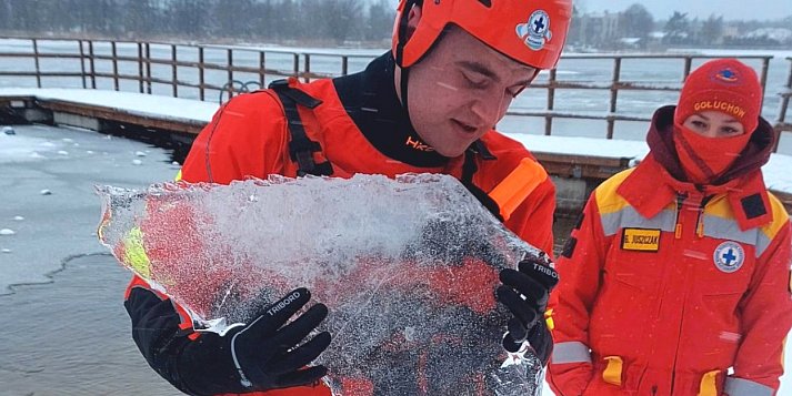 Nie ma żartów! Wnioski są jednoznaczne. WOPR przeprowadził kontrolę lodu w Gołuchowie