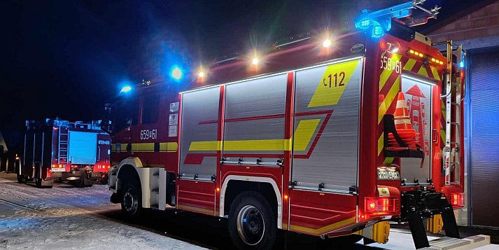 [Zdjęcia] Straże z powiatu skierowano do dwóch jednoczesnych pożarów w domach