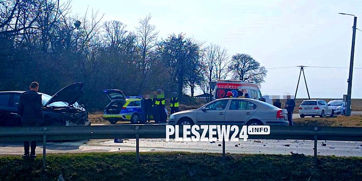 [Zdjęcia] Groźne zderzenie na krajówce w Pleszewie. Nie miejscu służby, w tym ratownicy