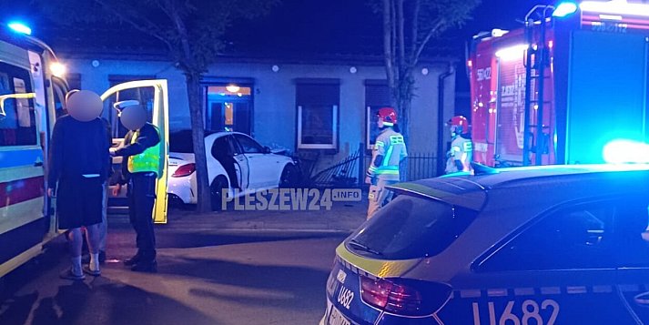 [Zdjęcia] Luksusowy mercedes wjechał nocą  w posesję mieszkalną w Pleszewie