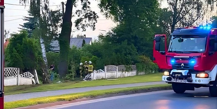Kolejny samochód  niczym taran.  Wypadł z drogi, sforsował betonowy płot posesji