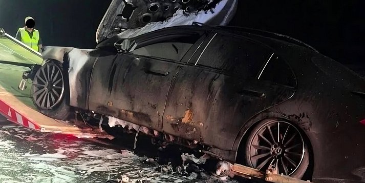 [Zdjęcia] Spłonął luksusowy Mercedes pleszewskiego biznesmena