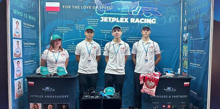 Młodzi konstruktorzy z sukcesami na STEM Racing World-13639