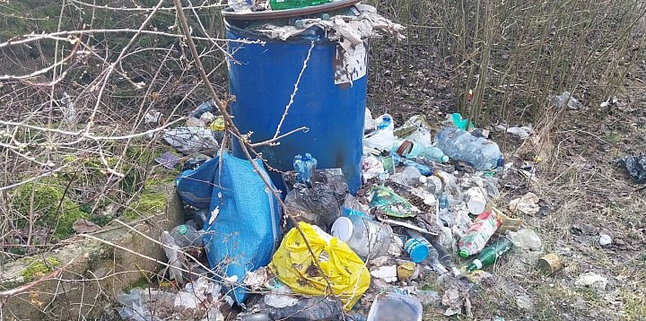 Kilogramy śmieci, w tym odpady remontowe, nad wodą