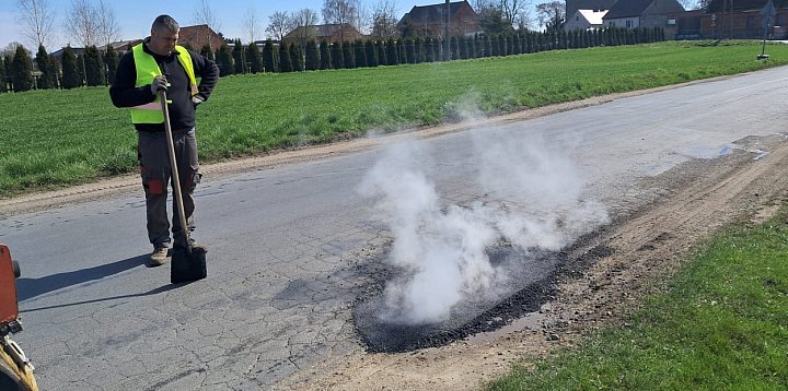Wiosenne remonty dróg w powiecie pleszewskim. Setki ton