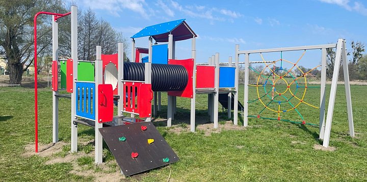 Nowa energia na placu zabaw w Szkudle. Dzieci mają