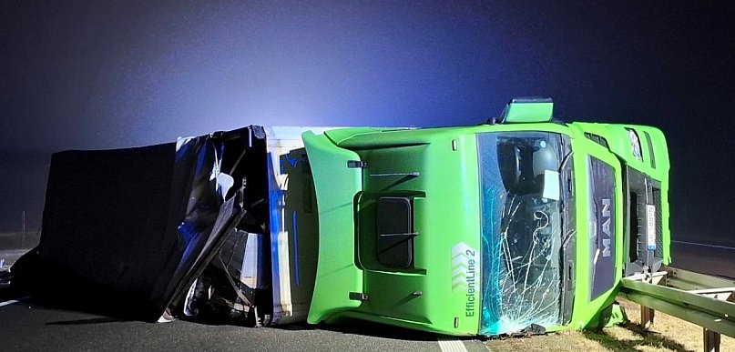 [Zdjęcia] Zablokowana trasa Pleszew- Poznań. Ciężarówka leży w Jarocinie