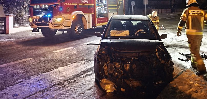 [Zdjęcia] Późny wieczór, dwa samochody i interwencja służb