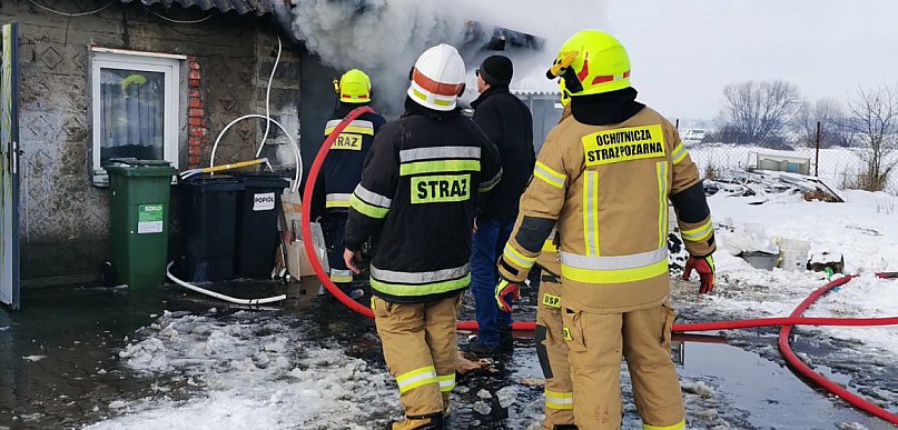 [zdjęcia] Pożar w domu blisko Dobrzycy. Na miejscu straże z dwóch powiatów