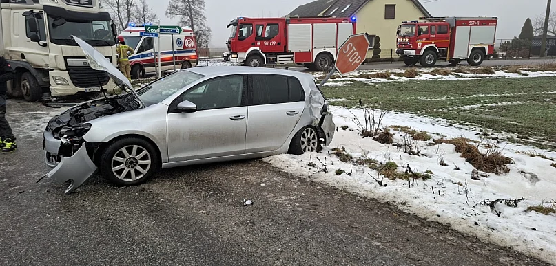 [Zdjęcia] Jedna osoba w szpitalu po zderzeniu dwóch pojazdów na drodze powiatowej