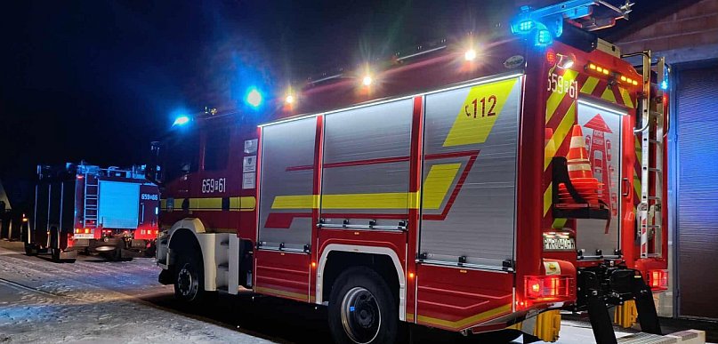 Straże z powiatu skierowano do dwóch jednoczesnych pożarów w domach