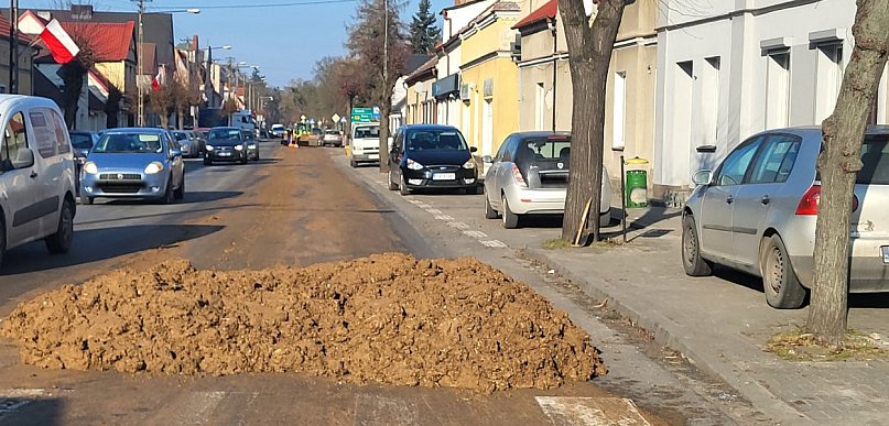 Wielkopolska: śmierdząca sprawa na ulicy. Obornik trzeba było posprzątać