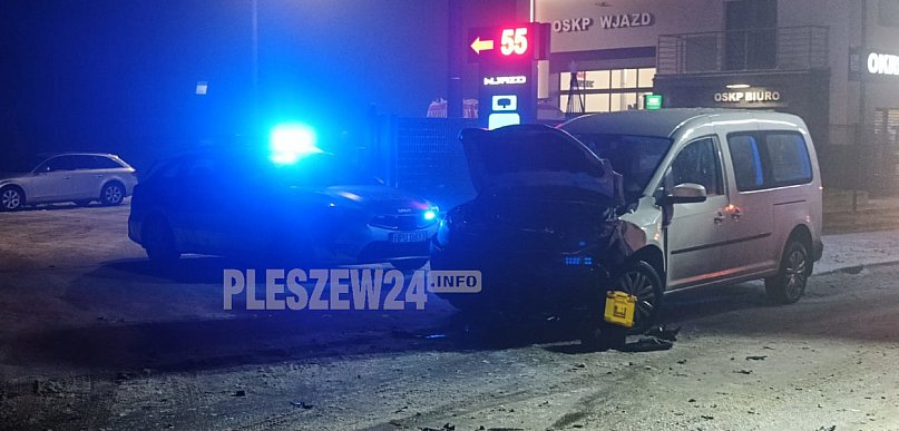 [Fot] Groźny wypadek  w Lenartowicach k. Pleszewa. Siedmioro uczestniów