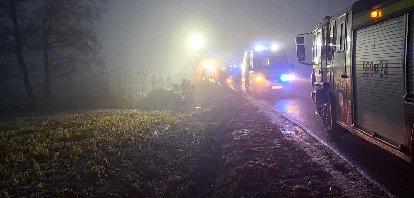 Auto poza jezdnią, służby w akcji. Niebezpieczny finał porannej jazdy