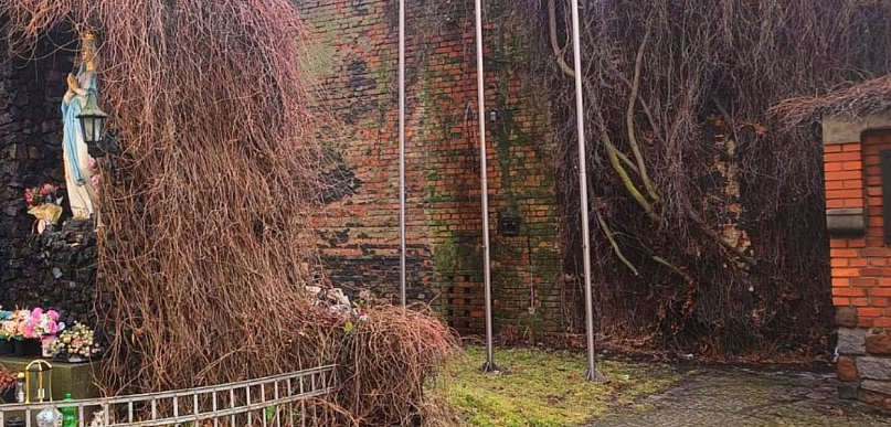 Jest śledztwo: "aby zweryfikować wstępne ustalenia ws. zwłok pod kościołem"