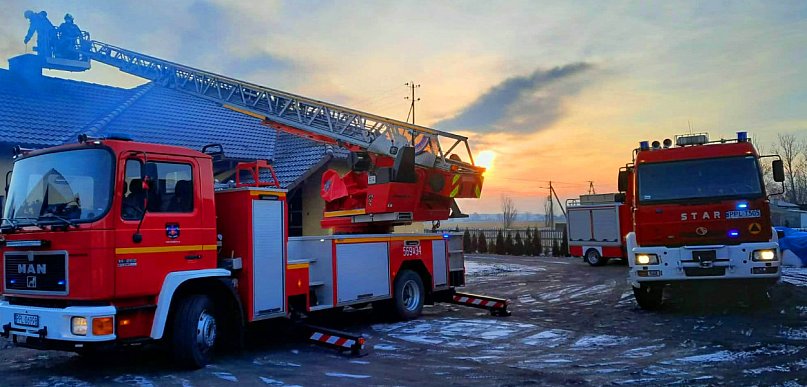 [Zdjęcia] Pożar w domu pod Dobrzycą. Na miejscu straże z trzech jednostek
