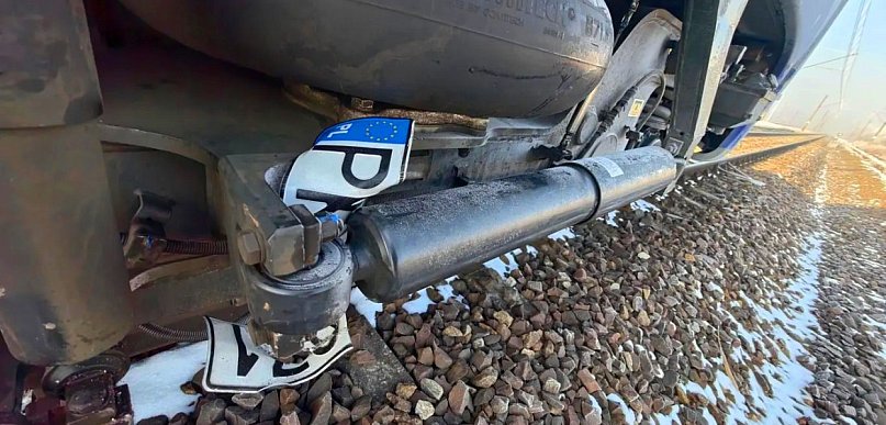 Osobówka, na przejeździe, wjechała pod pociąg. Akcja w sąsiednim powiecie