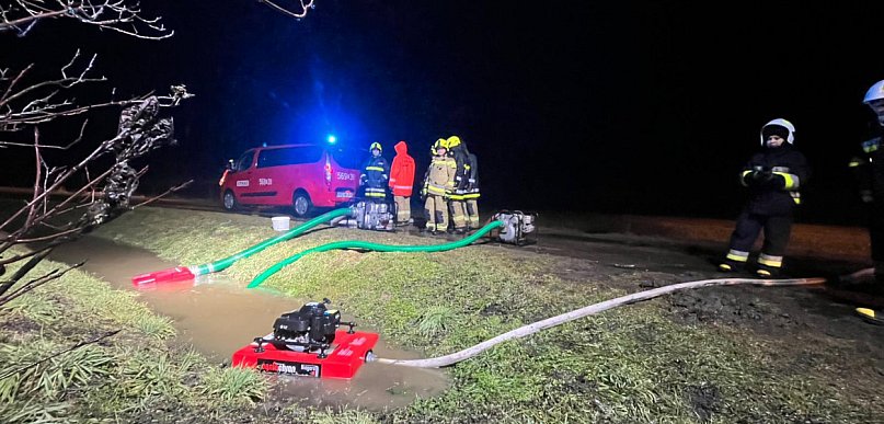 [Zdjęcia] Nocna walka strażaków z żywiołem. Woda wdarła się na posesję