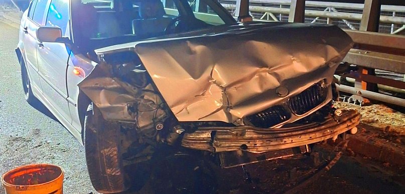 [Zdjęcia] Kierowca BMW uderzył w barierę na drodze Dobrzyca - Pleszew