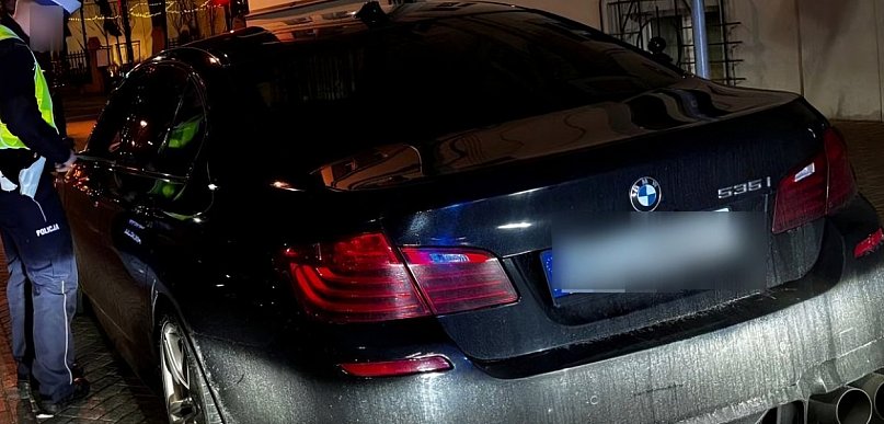 Młody kierowca drifftował  swoim BMW na ulicy w Pleszewie. Słono zapłaci