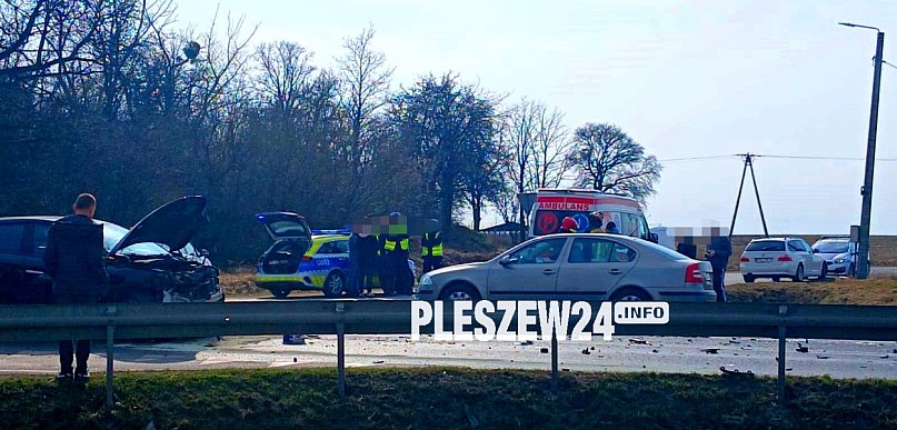 [Zdjęcia] Groźne zderzenie na krajówce w Pleszewie. Na miejscu ratownicy