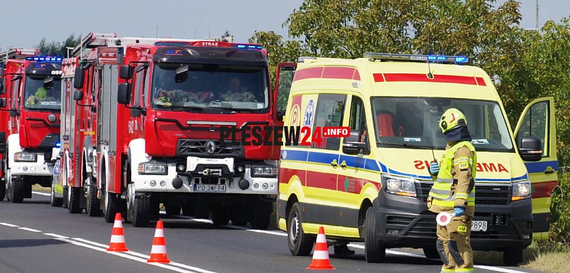 Zderzenie pojazdów na drodze krajowej. Kobieta pod opieką ratowników