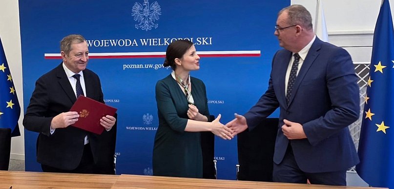 Przywieźli z Poznania do powiatu ponad dwa miliony złotych na ważną drogę