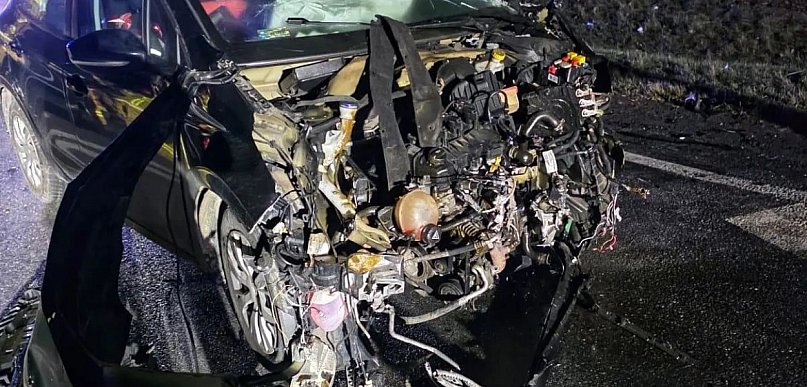 Zmiażdżony przód Peugeota. Wjechał w ciężarówkę na trasie Pleszew - Ostrów