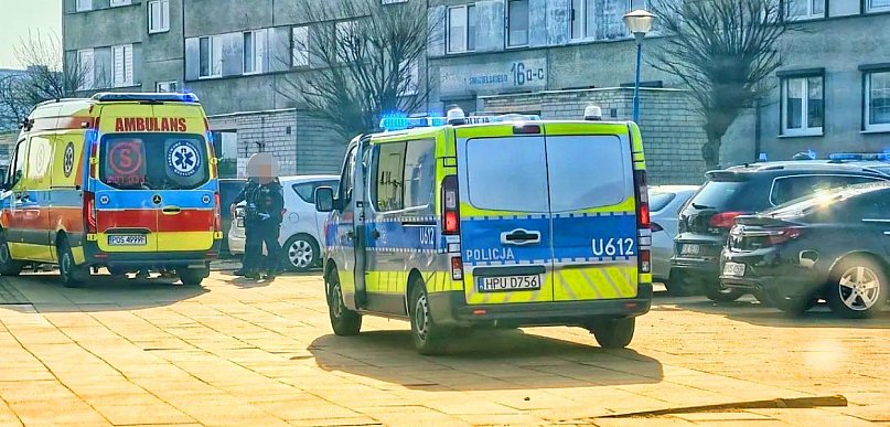 Dramat w regionie.  Kobieta z dzieckiem na ręku na krawędzi okna