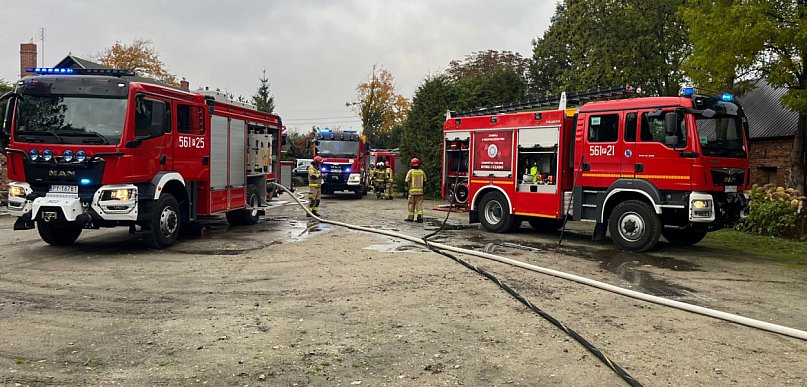 Dym nad Zawidowicami. Kilka zastępów straży na miejscu