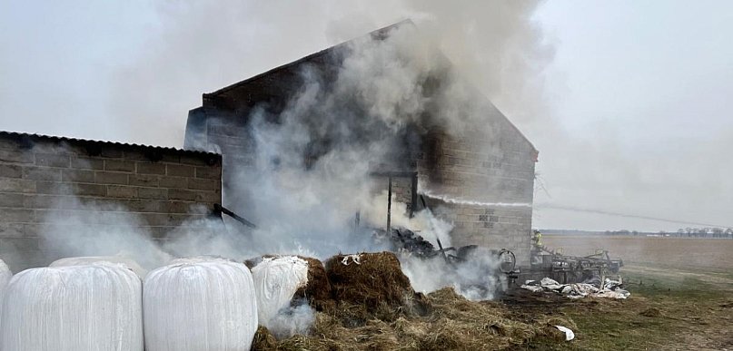 O krok od większej tragedii. Ogień przy budynku gospodarczym. Strażacy w akcji