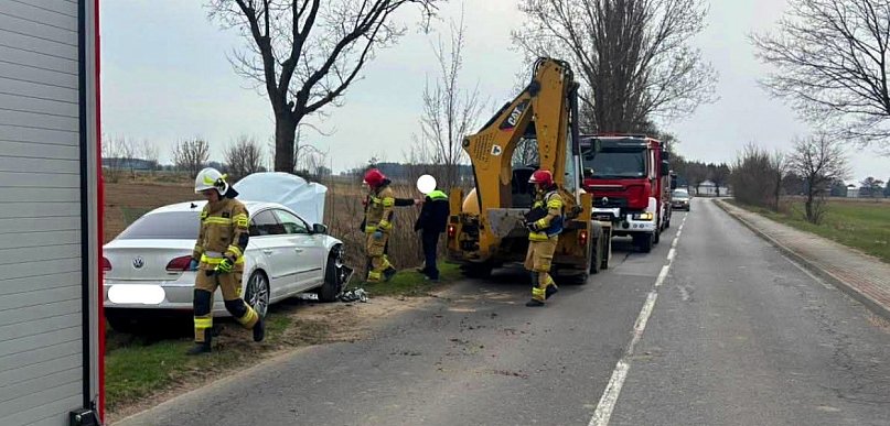 Osobówka zderzyła się z koparką na trasie Pleszew - Grab w gminie Czermin