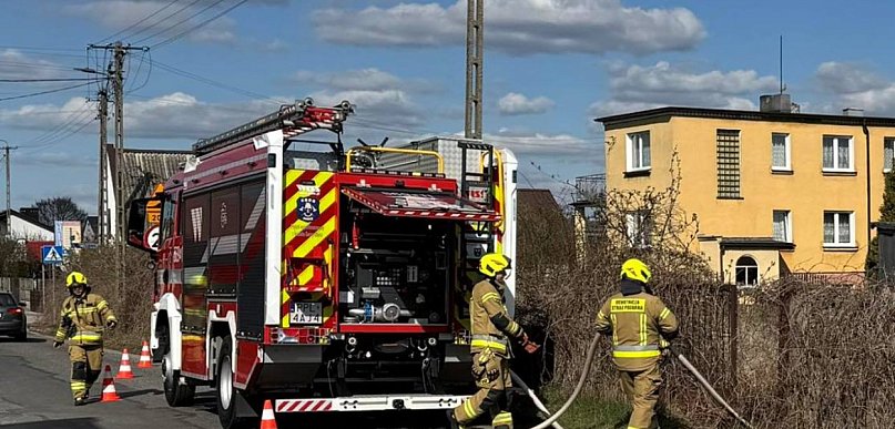 [Zdjęcia] Paliło się w Choczu. Na miejscu straż i policja