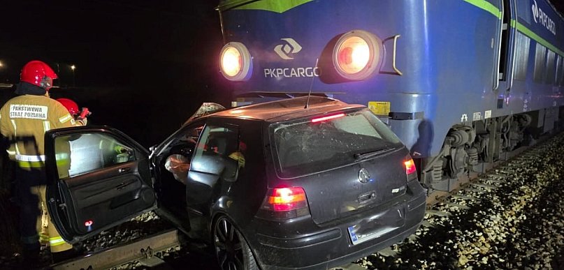 Wielkopolska: staranował rogatki. Samochód zmiażdżony