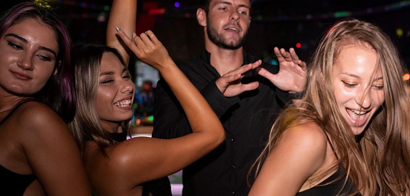 Zaatakował  uczestników substancją chemiczną . Niesamowity odór i panika