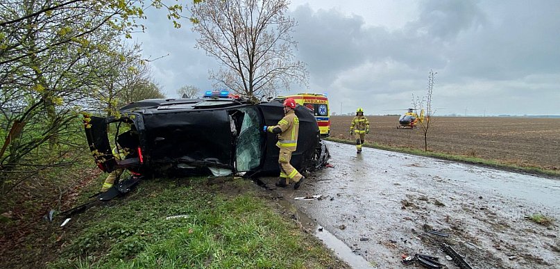 [Zdjęcia] Służby w akcji: strażacy, policja i LPR po wypadku na drodze powiatowej