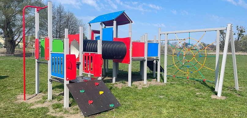 Nowa energia na placu zabaw w Szkudle. Dzieci mają powody do radości