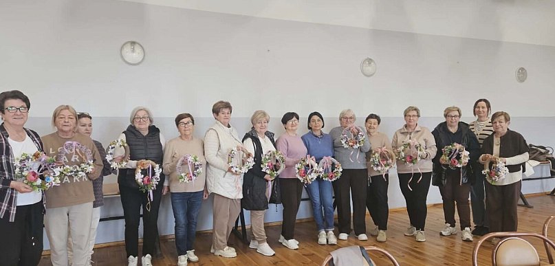 Seniorzy odkrywają piękno natury. Florystyczne warsztaty pełne kreatywności