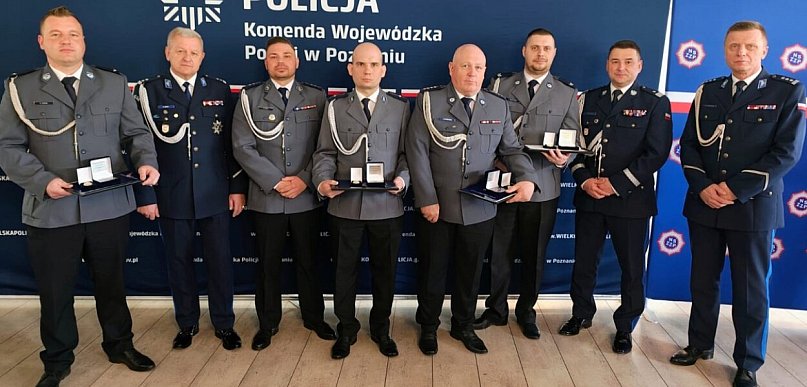 Pleszewscy policjanci uratowali życia dwojga osób. Teraz odebrali Gwiazdy